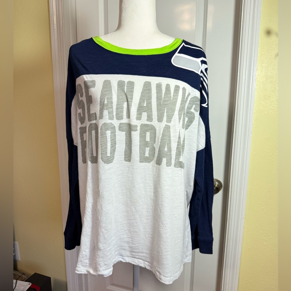 NFL Seattle Seahawks Women’s long sleeve shirt size XL - Keyhole back 💚💙💚